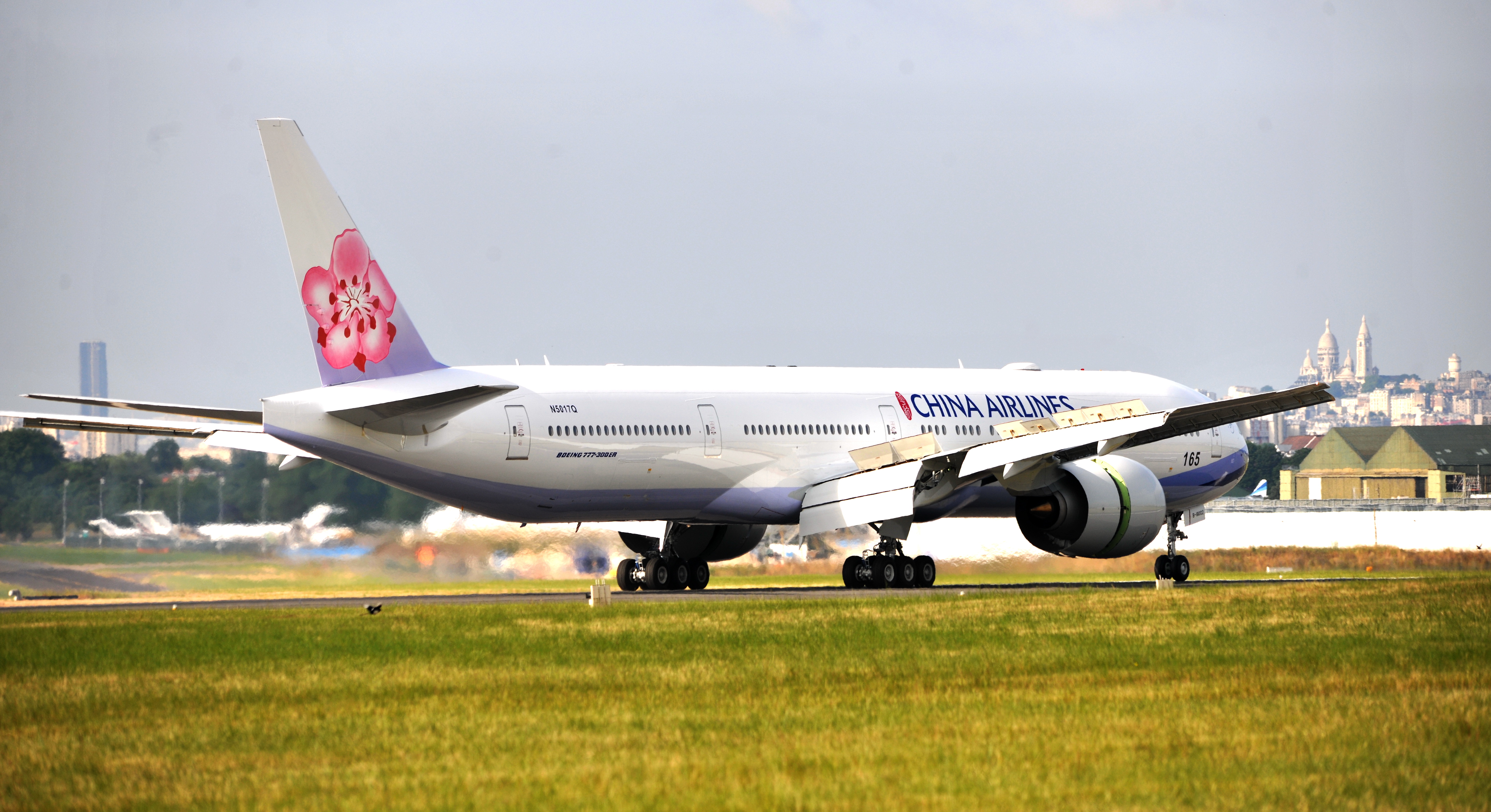 China Airlines' 777-300ER Makes Debut at Paris Air Show - Jun 13, 2015